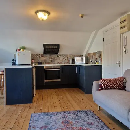 Spacious Riverside 2bd Mid - Above Bar&venue Daire *