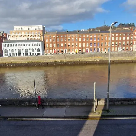 Spacious Riverside 2bd Mid - Above Bar&venue Cork