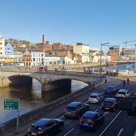 Spacious Riverside 2bd Mid - Above Bar&venue Daire *